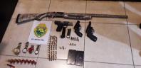 Em situações distintas, PM prende homem com drogas e apreende veículo irregular, armas e munições, em Rio Branco do Sul (PR)
