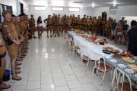 Policiais militares promovidos recebem novas divisas em Matinhos (PR)
