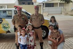 Militares estaduais visitam pequeno fã da polícia em Campo Mourão (PR)