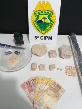 Morador de Jussara (PR) é flagrado pela PM fabricando drogas dentro do seu quarto; mais de 3 mil pedras de crack e dinheiro do tráfico são apreendidos 