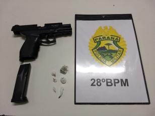 Duas adolescente e um homem são apreendidos com um simulacro de arma de fogo na Lapa (PR)