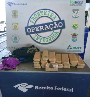 Adolescente tenta atravessar Ponte da Amizade com mais de 20 quilos de maconha, mas é contido pela PM 