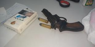 Policial do projeto “Escola Segura” atende ao chamado de alunos e apreende arma de brinquedo com adolescente em Foz do Iguaçu (PR)