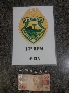 Seis pedras de crack e dinheiro