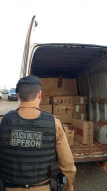 BPFron apreende dois veículos carregados com caixas de cigarro contrabandeados em Pato Bragado, no interior do Paraná