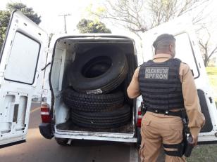 BPFron apreende veículo com pneus de caminhão contrabandeados em Foz do Iguaçu (PR)
