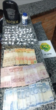 PM encaminha um adolescente e prende quatro homens por tráfico de drogas em Rolândia (PR)
