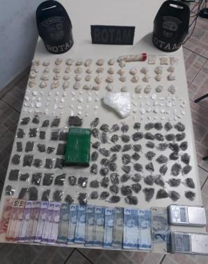 Mochila recheada com drogas prontas para venda é apreendida pela PM em São José dos Pinhais 