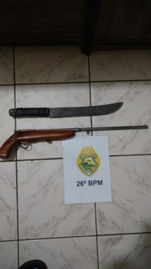 Situação de briga termina com apreensão de faca de arma artesanal, em Curiúva (PR); envolvido acaba detido 