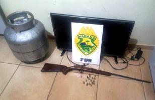 Arma de fogo e produtos furtados são recuperados pela PM em Clevelândia, no Interior do Paraná; dois acabam presos