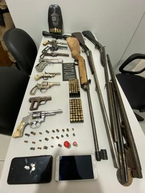 PM apreende 10 armas de fogo de procedência ilegal e encaminha duas pessoas em Maringá (PR)
