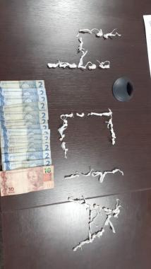 Dezenas de pedras de crack são apreendidas pela PM em Fazenda Rio Grande (RMC)