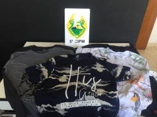 PM flagra rapaz com camisetas furtadas em Cianorte (PR), no Noroeste do estado
