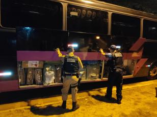 BPFron apreende quatro ônibus carregados com contrabando em Santa Terezinha de Itaipu (PR)