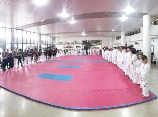 No Oeste do Paraná, escolinha de Karatê da PM ganha medalhas em competição infantil