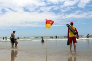 Bombeiros encontram vítima de afogamento no balneário de Currais, em Matinhos