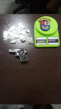 Em situações distintas, PM prende 10 pessoas e apreende pistola, drogas e carro em Fazenda Rio Grande, na RMC