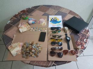 Em Pontal do Paraná, PM apreende 14 porções de cocaína e encaminha quatro pessoas durante a madrugada