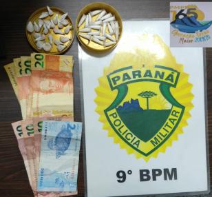 Em patrulhamento, PM prende homem e apreende mais de 40 porções de crack e cocaína em Matinhos (PR)