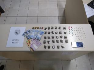 Em Colombo, na RMC, homem tenta fugir da PM, mas é preso com mais de 70 porções de droga