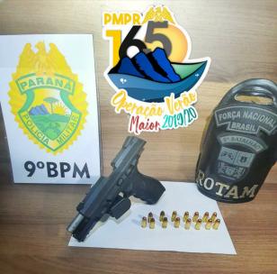 Homens são presos pela PM e arma de fogo é apreendida após denúncia anônima em Matinhos (PR)