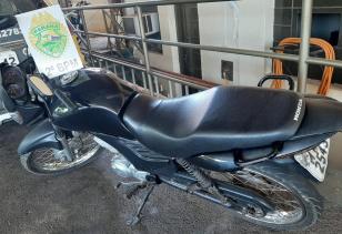 Duas pessoas são encaminhadas por envolvimento com o consumo de entorpecentes e uma motocicleta é apreendida em Jacarezinho (PR)