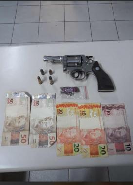 Polícia Militar apreende arma de fogo e encaminha um homem por envolvimento com tráfico de drogas, em Colombo (PR)