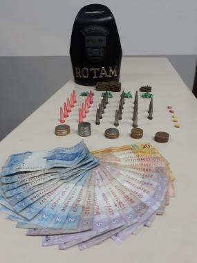 Equipe ROTAM flagra dupla com drogas e dinheiro em Colombo, na RMC