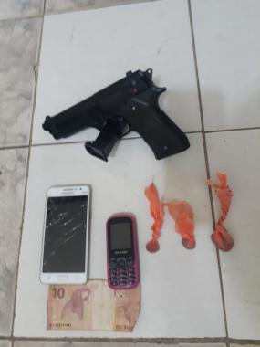 Após denúncia, PM apreende drogas e simulacro em Reserva (PR)
