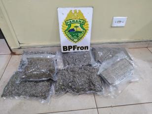 Durante abordagem a ônibus, BPFron prende mulher e apreende quatro quilos de maconha no Oeste do estado