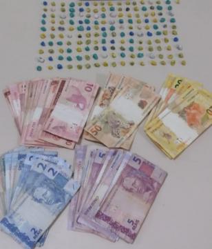 Em Rio Negro (PR), PM prende dois homens e apreende 161 pedras de crack