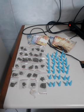Homem é preso e 71 porções de drogas são apreendidas pela PM em Londrina (PR)