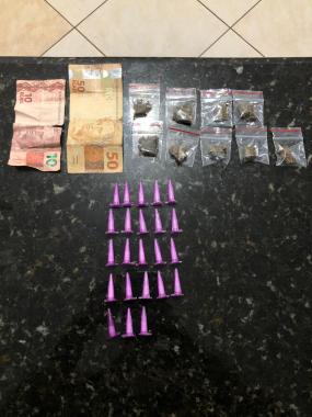 Cocaína e maconha são apreendidas com uma mulher em Londrina, no Norte do Paraná