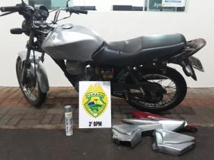 Dois homens são presos, arma de fogo é apreendida e motocicleta é recuperada pela PM em Pato Branco (PR)