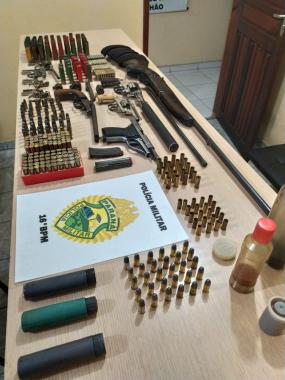 Militares apreendem armas de fogo municiadas e prendem suspeito em Pinhão (PR)