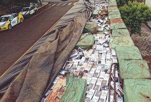 Em Entre Rios do Oeste (PR), policiais militares apreenderam cerca de 800 caixas de cigarros contrabandeados