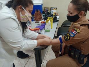 Policiais de batalhão da PM do Norte do Paraná passam por exames laboratoriais para verificar condições de saúde