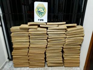 Nos Campos Gerais, PM apreende 110 quilos de maconha e prende três pessoas