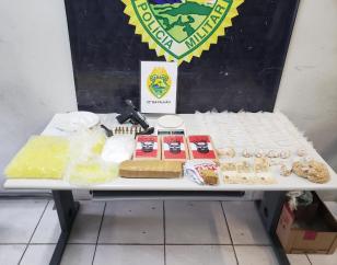 Grande quantidade de drogas e uma arma de fogo são apreendidas em ação da PM em Curitiba, capital do estado
