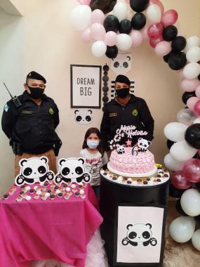 Em Cianorte, policiais militares participam de aniversário de pequena fã da Polícia Militar