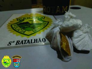 PM de Paranavaí desmantela ponto de tráfico de drogas e encaminha homem com crack e cocaína