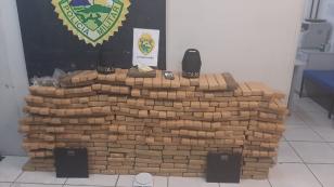 Policiais militares flagram aglomeração de pessoas e apreendem mais de 300 quilos de maconha e Ecstasy no Cajuru