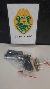 Trio com pistola acaba preso durante abordagem da PM na CIC, em Curitiba