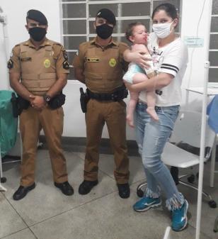 Policiais militares salvam criança afogada e levam de viatura até o hospital em São José dos Pinhais, na RMC