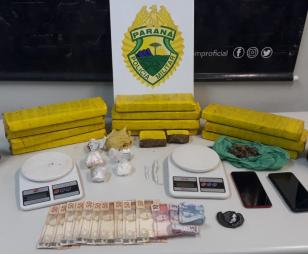 Quarteto envolvido com drogas é encaminhado pela PM na CIC, em Curitiba