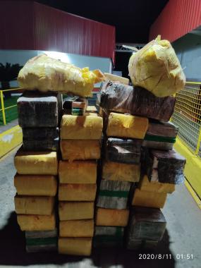 Carro com mais de meia tonelada de maconha capota em Cruzeiro do Oeste (PR) 