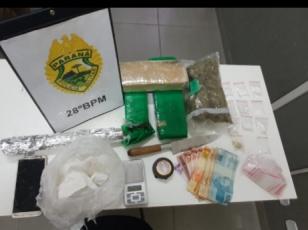 Denúncia de aglomeração leva PM a apreender drogas na Lapa (PR)