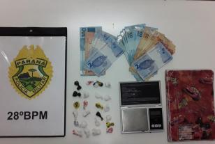 PM cumpre Mandado Judicial e prende duas pessoas e apreendem drogas e dinheiro na Lapa (PR)