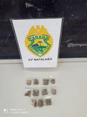 PM aborda dupla que tinha acabado de negociar maconha na CIC, em Curitiba