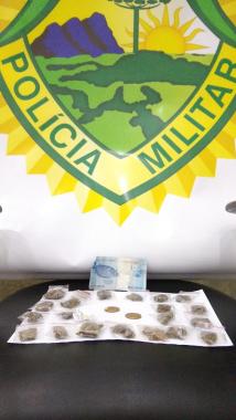 Em Fazenda Rio Grande, na RMC, PM encaminha um homem e um adolescente com porções de crack e maconha
